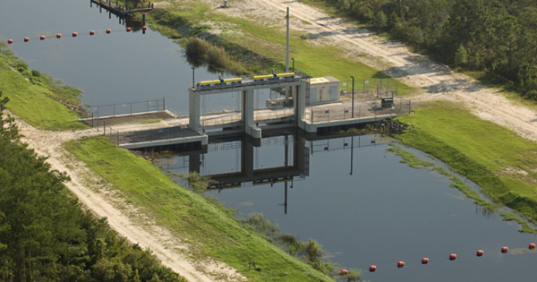 Gate structure on C-18 canal